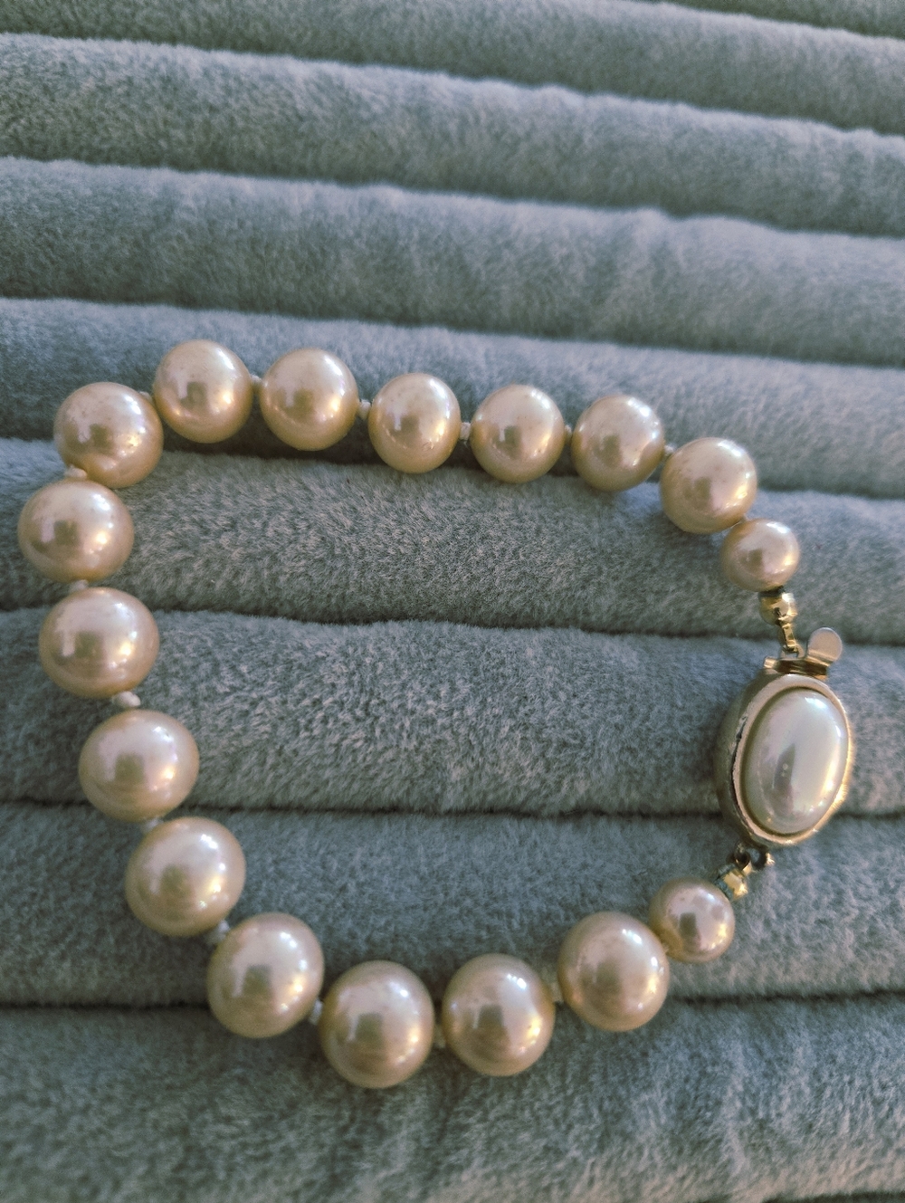 Vintage Carol Lee Faux Pearl Bracelet with a Gold-Tone Push-in Clasp